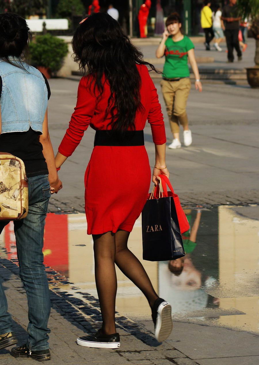 时尚街拍：红色连衣裙丝袜美女 上演极致诱惑