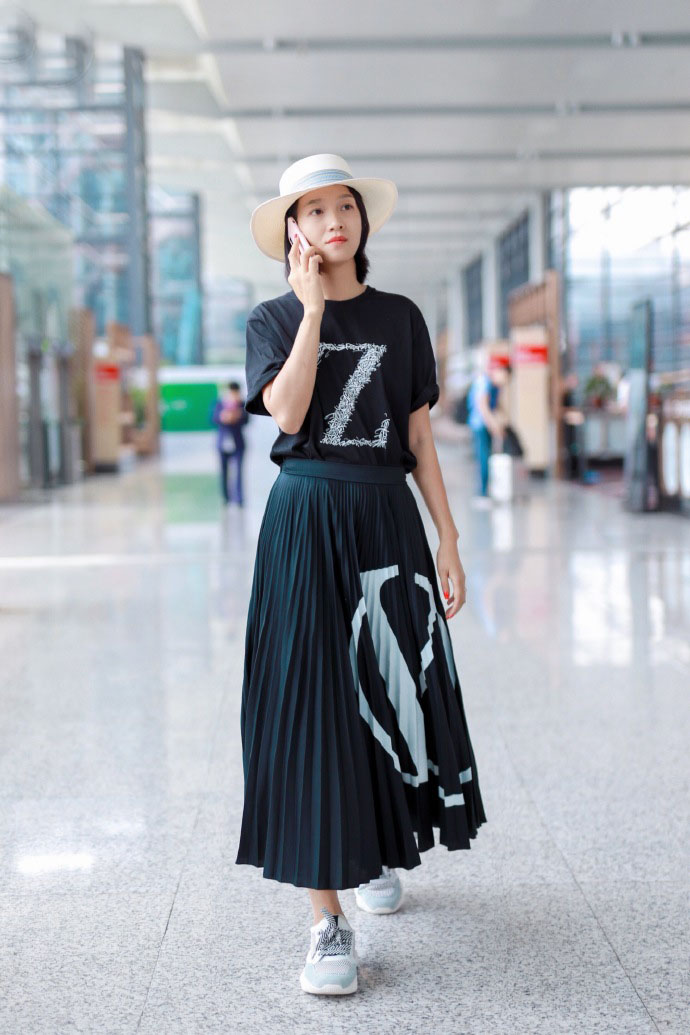 朱丹最新机场街拍，黑色T恤配百褶半身裙笑容满面，哪里像37岁