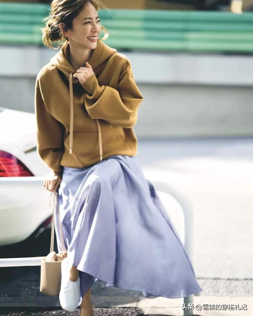 被日本杂志种草了一种穿法：卫衣+长裙，洋气藏肉，谁穿谁好看