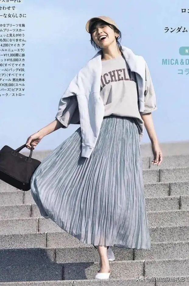 被日本杂志种草了一种穿法：卫衣+长裙，洋气藏肉，谁穿谁好看