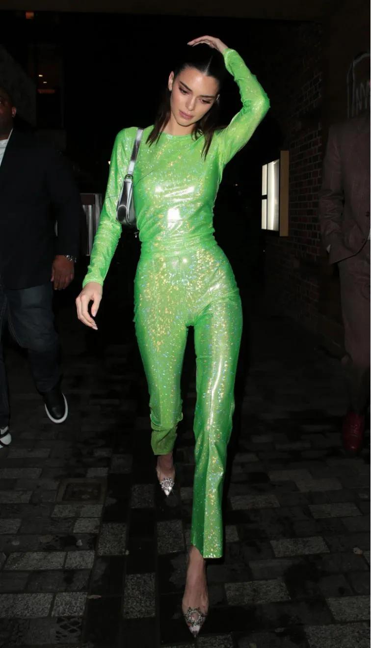 欧美最火超模肯豆·詹娜纯色套装街拍，一般人很难驾驭。