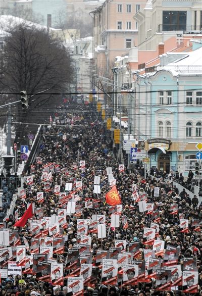捷克数万人走向街头，英法德民众走向街头，美媒：这还仅仅是开始