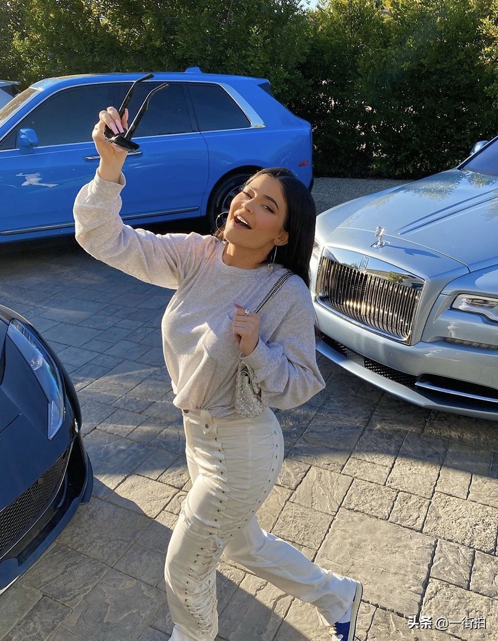 全球“女首富”凯莉詹娜近照公开，多辆豪车合影，网友：有钱真好
