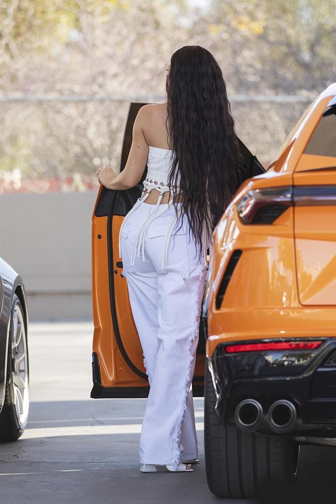 Kylie Jenner开豪车现身街头 流苏抹胸展现魔鬼身材