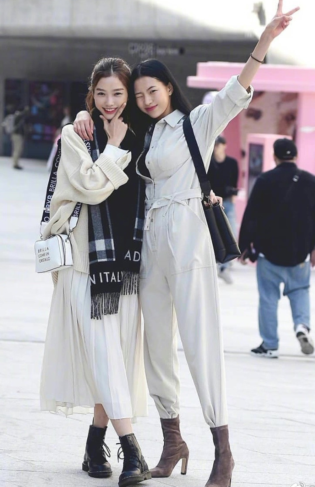 韩国女孩街拍look，时髦有型的闺蜜秋冬穿搭，出街回头率翻倍