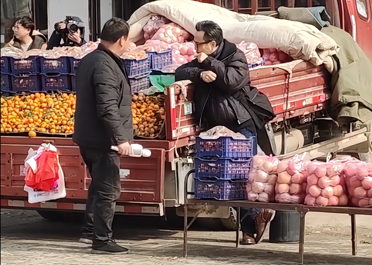 汪涵在郑州街头卖水果被偶遇，生意惨淡无人问津，靠卖艺吸引顾客
