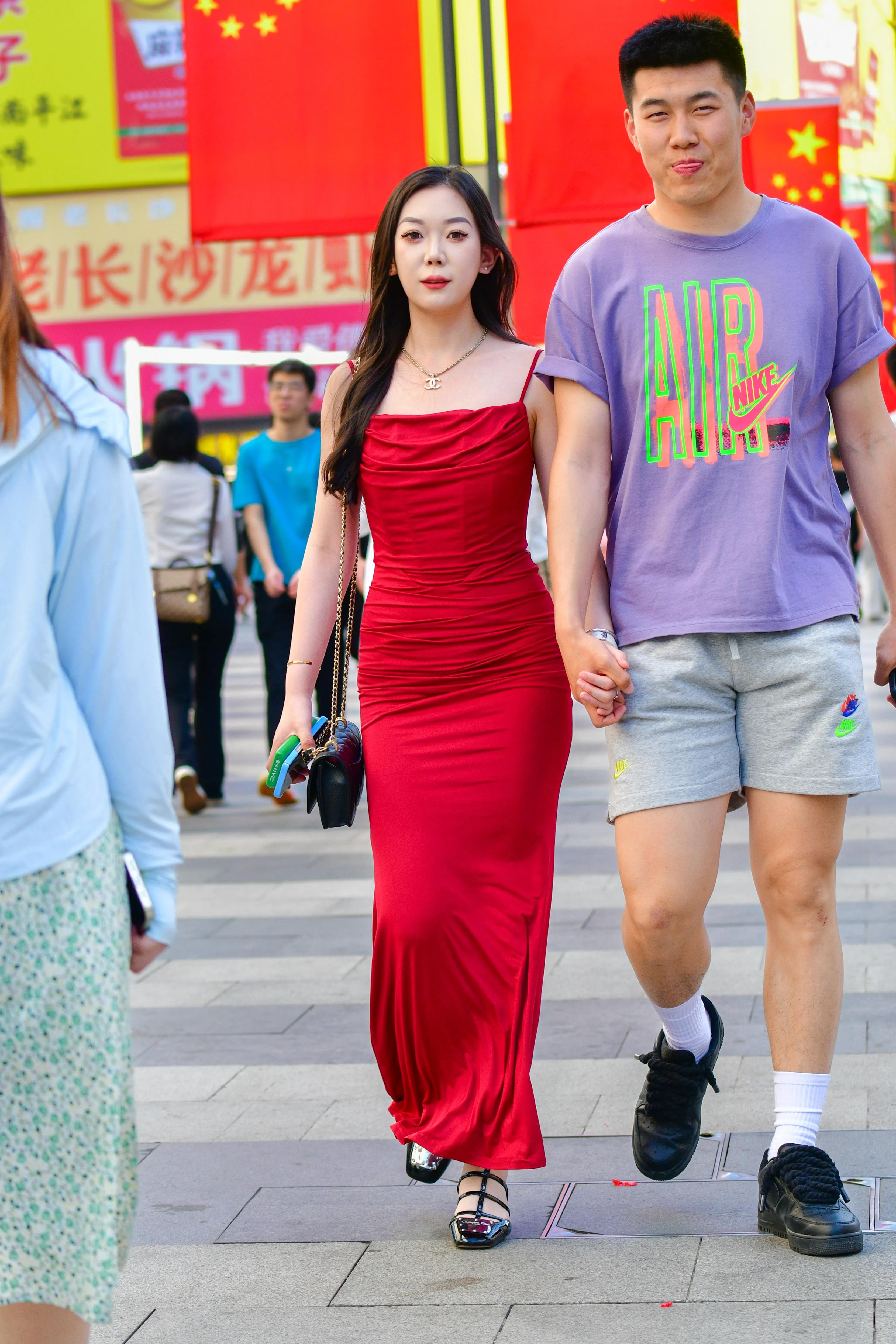 长沙街拍手牵男朋友的红色礼服装美女