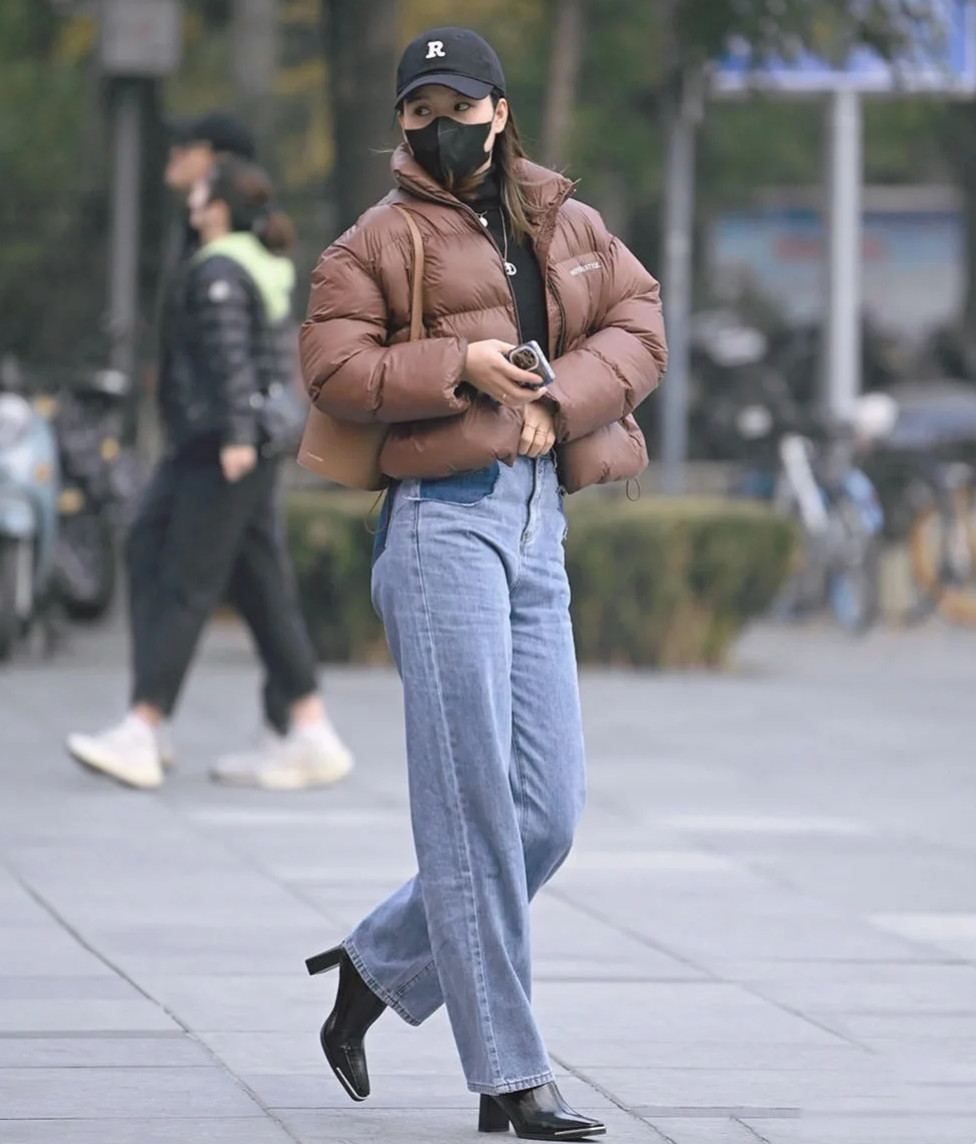 北京三里屯的素人真会穿，烂大街的羽绒服，靠搭配赢得高回头率
