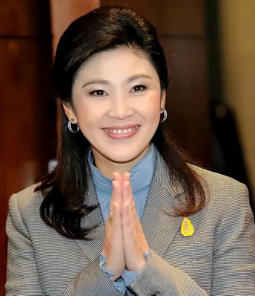 2014年，泰国王妃脱光衣服趴在地上给狗喂食，遭到曝光后被迫出家