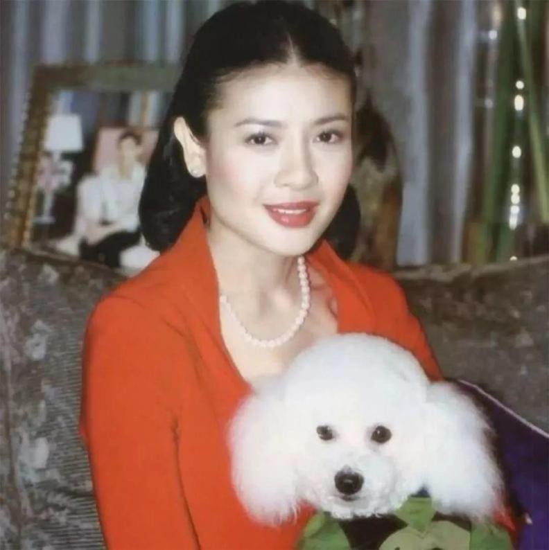 2014年，泰国王妃脱光衣服趴在地上给狗喂食，遭到曝光后被迫出家