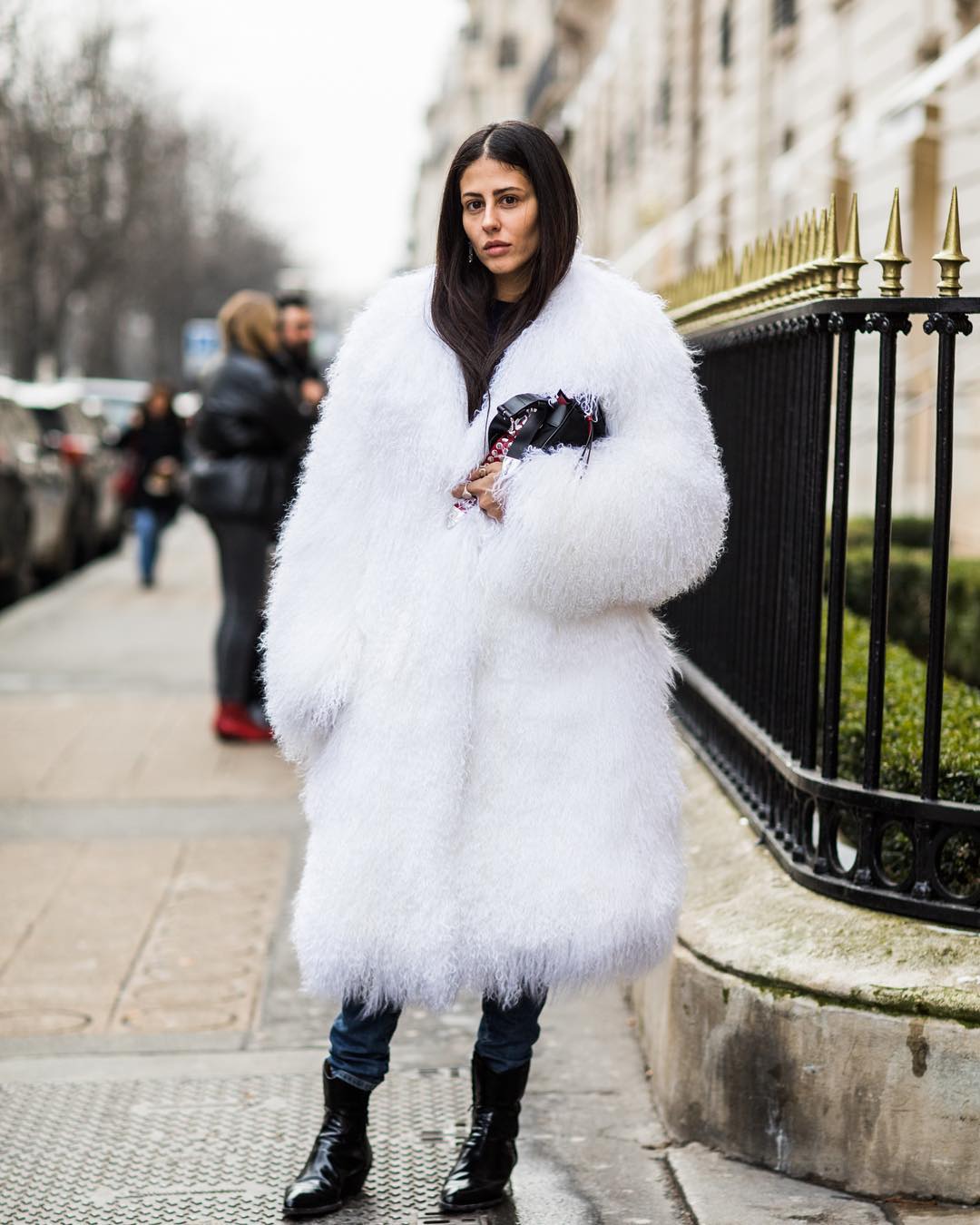 冬季不可或缺的保暖单品：4款型格大衣的穿搭灵感推荐