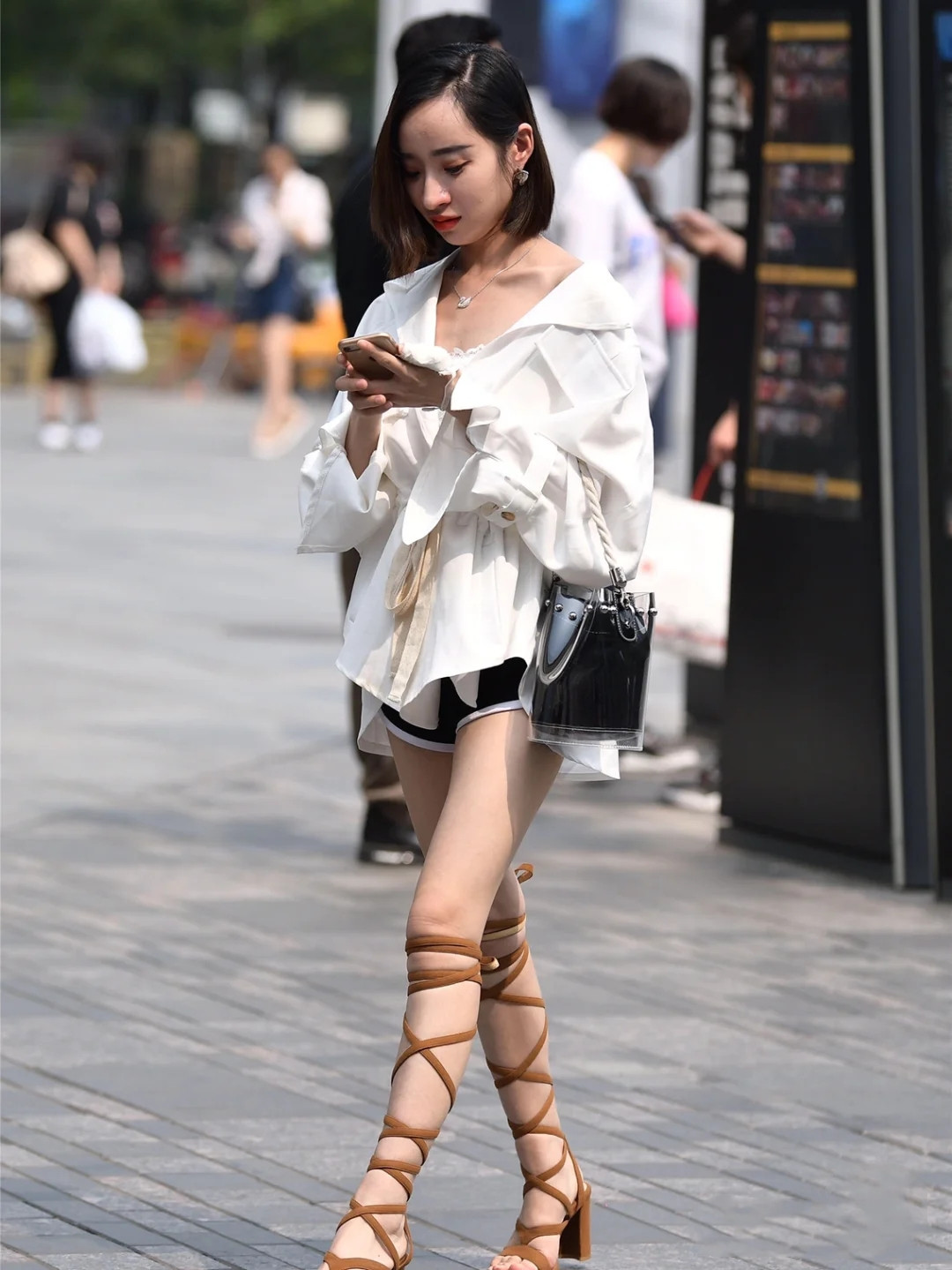 北京女孩实在太会打扮，街头素人穿得又瘦又显腿长，美得赏心悦目