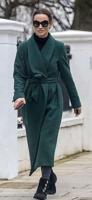 凯特王妃36岁的妹妹出街！一身绿色浴袍大衣太有范，皮肤粗糙像46