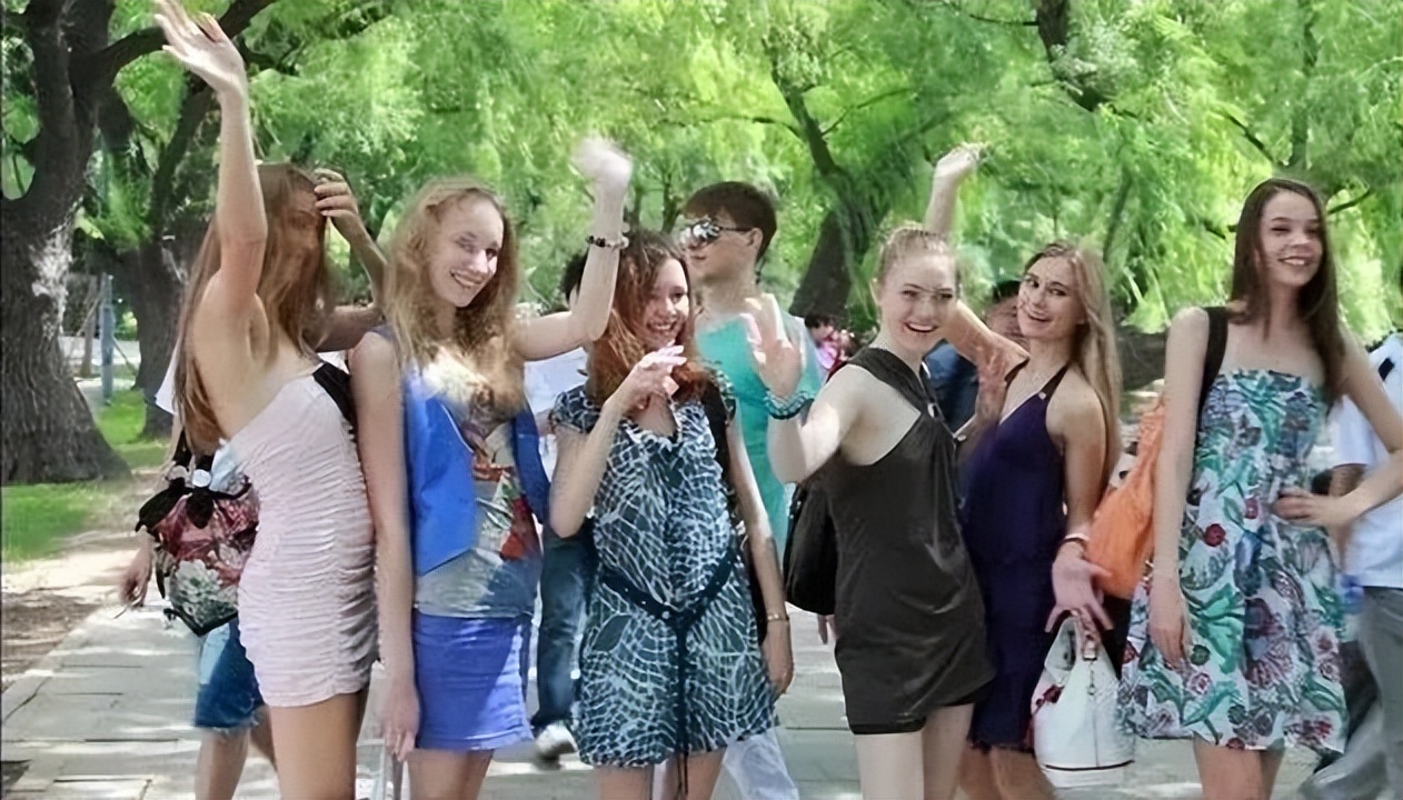俄罗斯美女大量涌入中国，表面上是找工作，实际上另有“玄机 ”