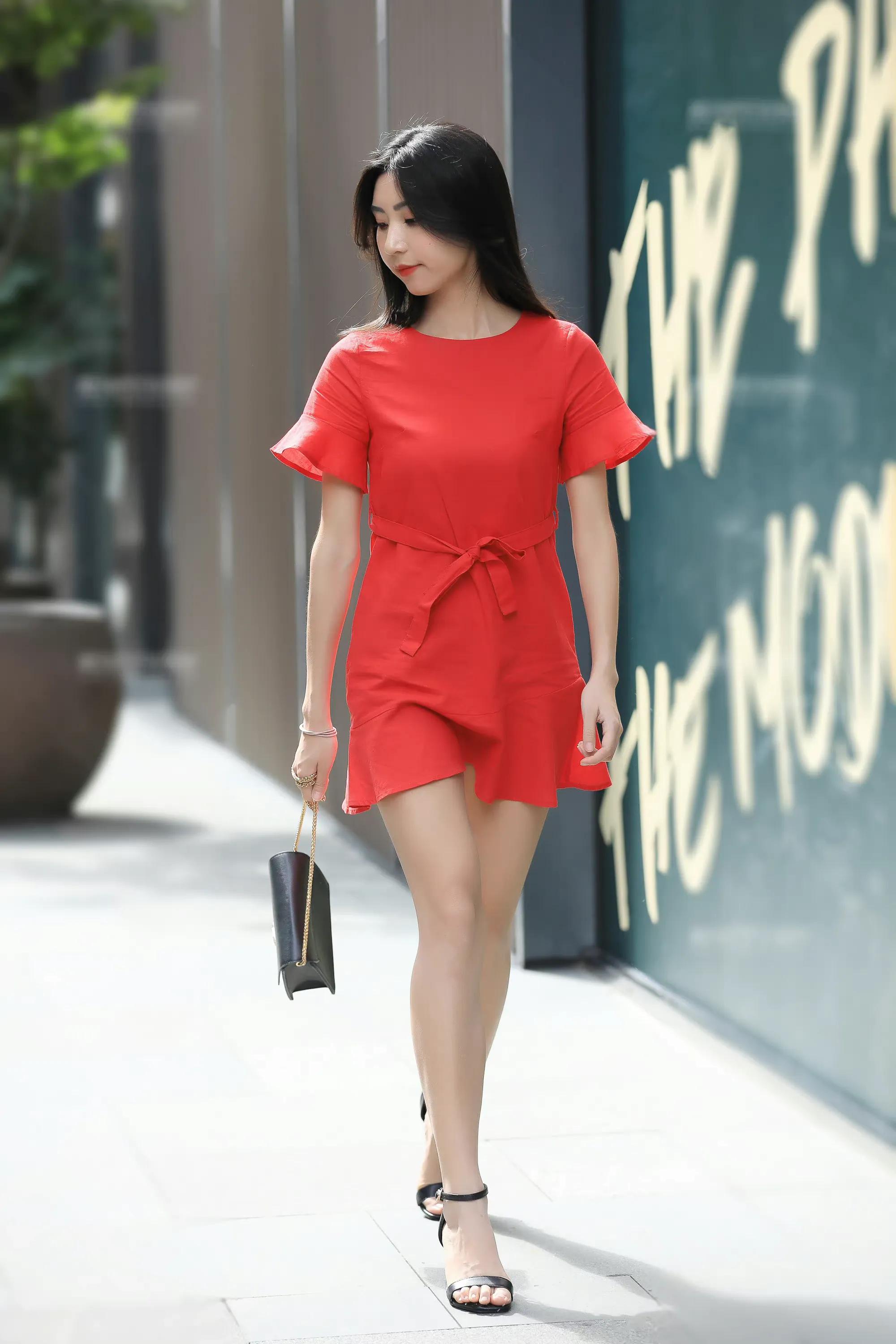 穿搭美图｜街拍黑色凉高跟鞋搭配大红色连衣裙的高挑气质小姐姐