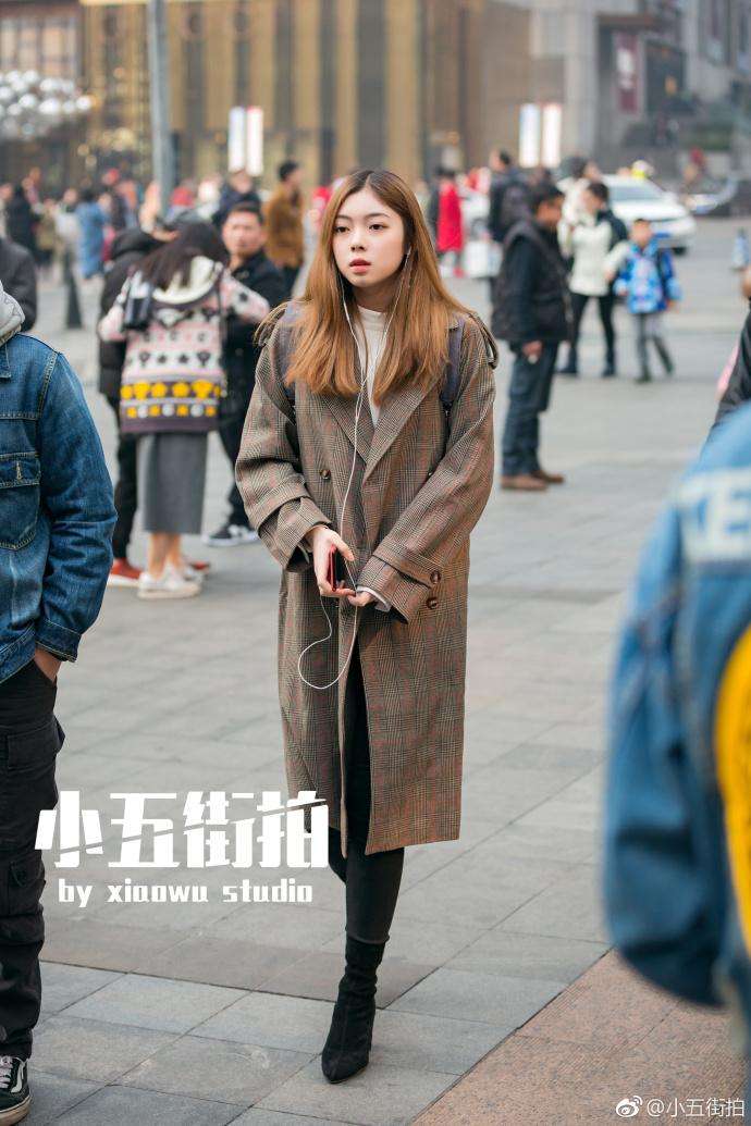 重庆街拍，毛呢长外套+高跟短靴，显高又显瘦