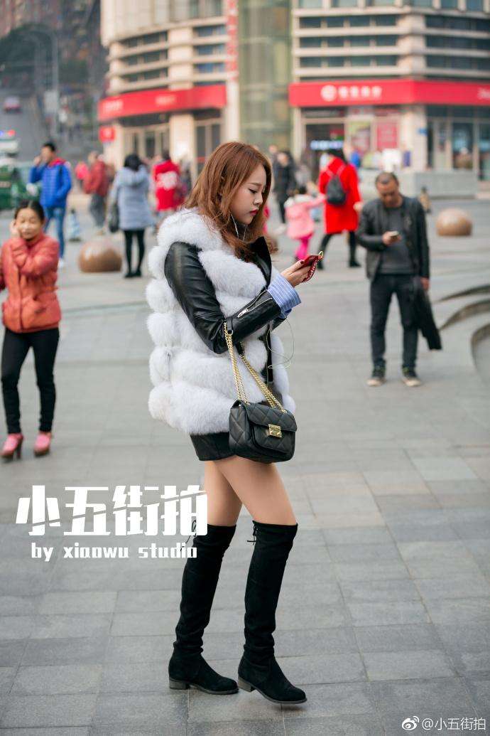 重庆街拍，毛呢长外套+高跟短靴，显高又显瘦