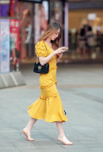 为什么劝你穿裙子搭高跟鞋，看上海街拍就知道了，美得高级有气质