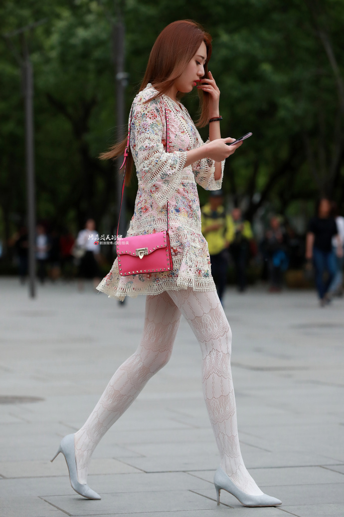 郑州街拍：自带仙气的“荷叶边”设计，狂撩时尚圈，不信您看！