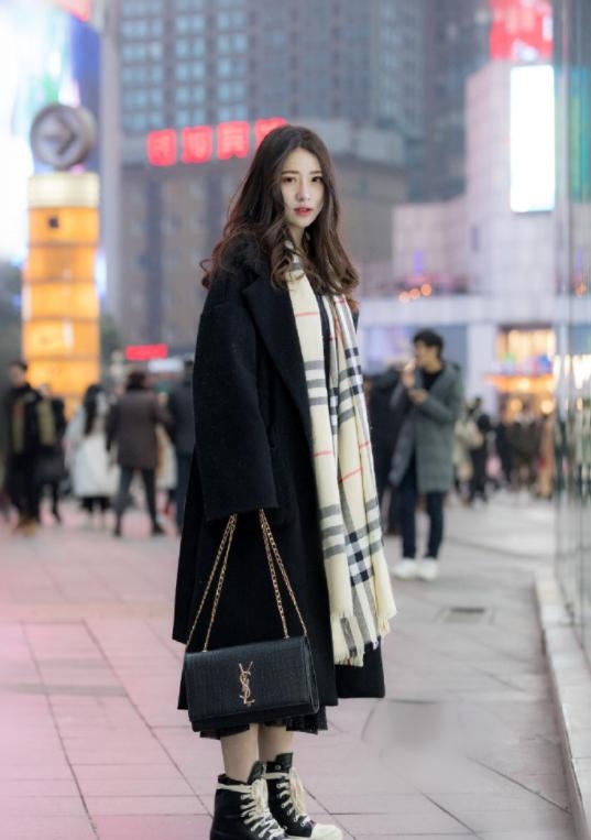 郑州下雪了街拍下雪天街头时尚美女：在寒冷的冬季为你带来温暖