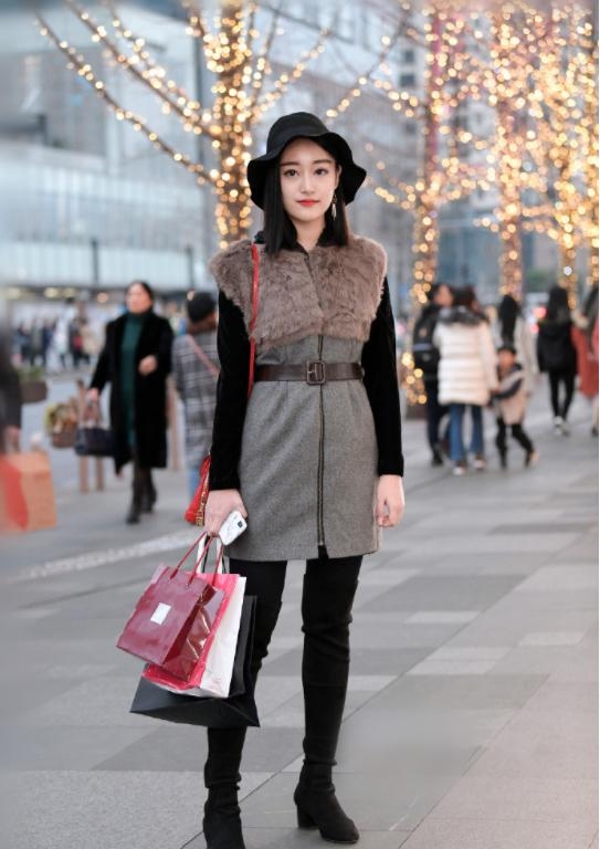 郑州下雪了街拍下雪天街头时尚美女：在寒冷的冬季为你带来温暖