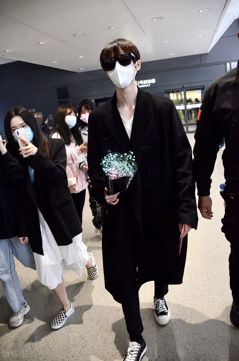 赵磊穿一袭黑色大衣现身机场，面戴墨镜获粉丝接机超有排场
