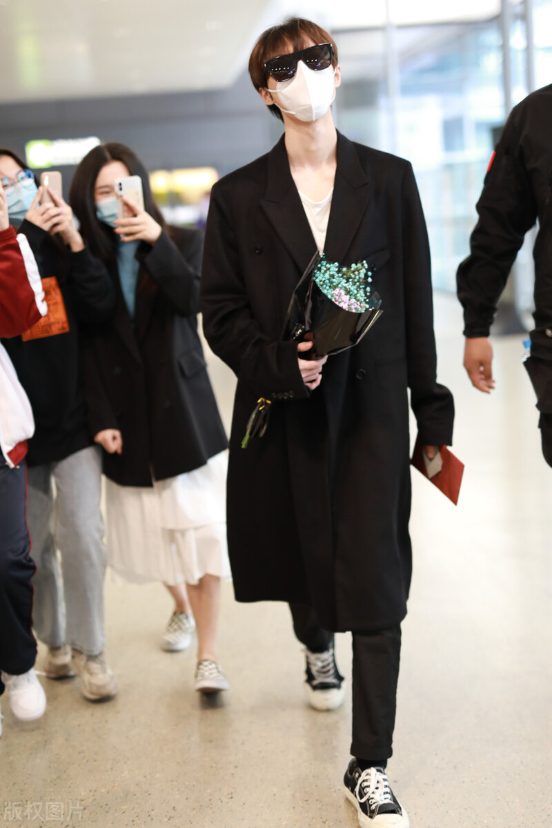 赵磊穿一袭黑色大衣现身机场，面戴墨镜获粉丝接机超有排场