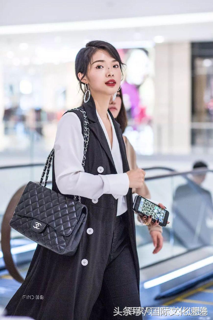 时尚街拍：长沙的小姐姐这么潮啊，Chanel包包好受欢迎，知性美！