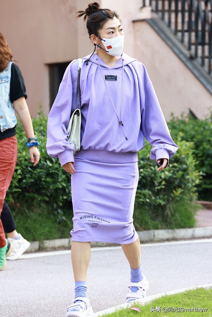 街拍：徐梦桃香芋紫色卫衣+半身裙清新可爱