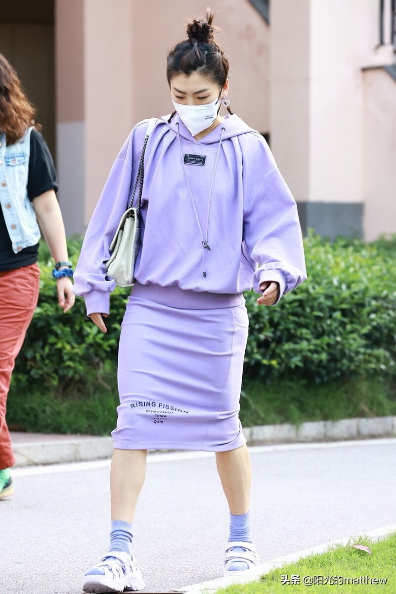 街拍：徐梦桃香芋紫色卫衣+半身裙清新可爱
