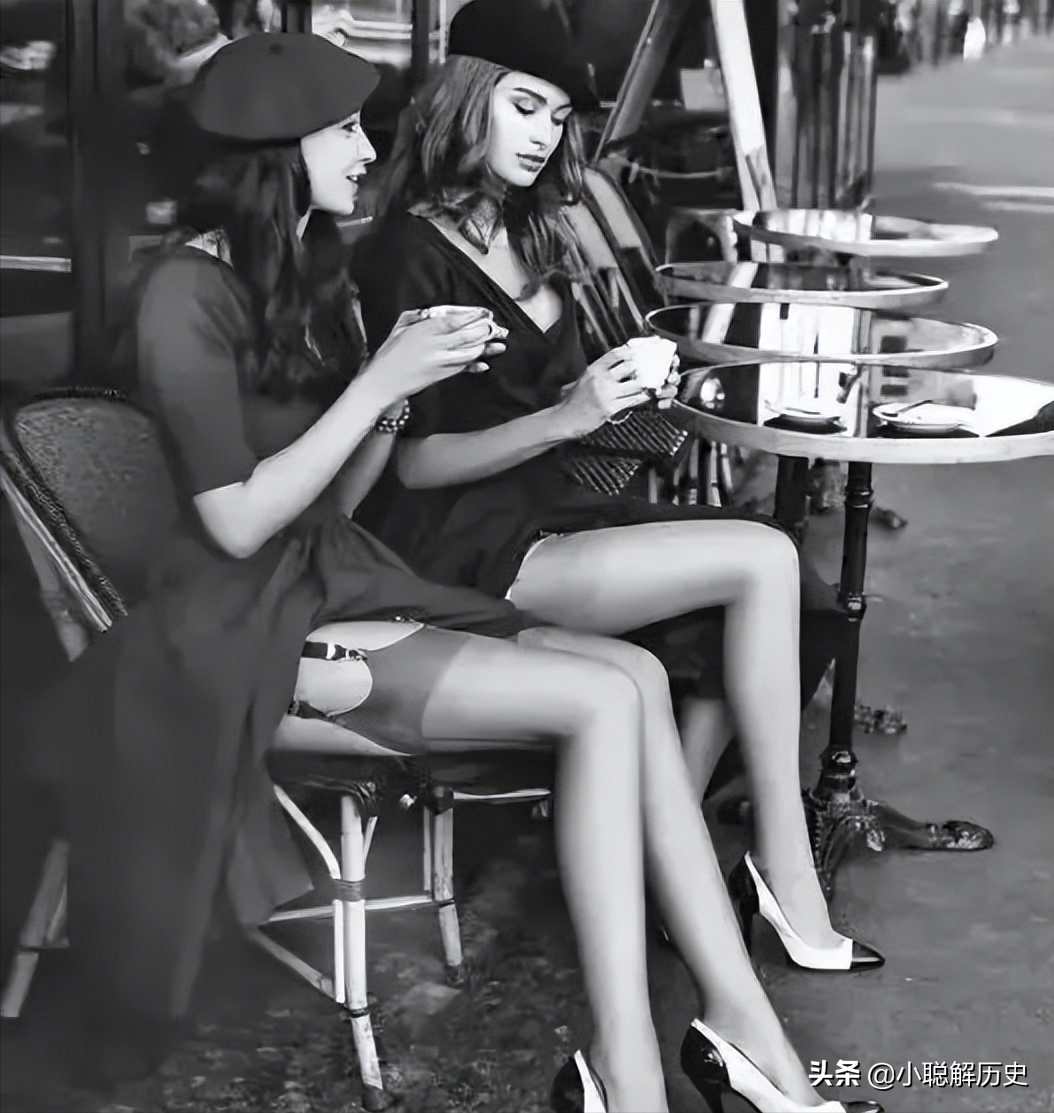 老照片：女演员穿紧身衣凹凸有致，美国名媛街头喝咖啡，秀色可餐