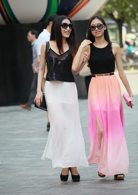 街拍一对美若天仙的时尚姐妹花，高跟细腰紧身衣，身材很高挑