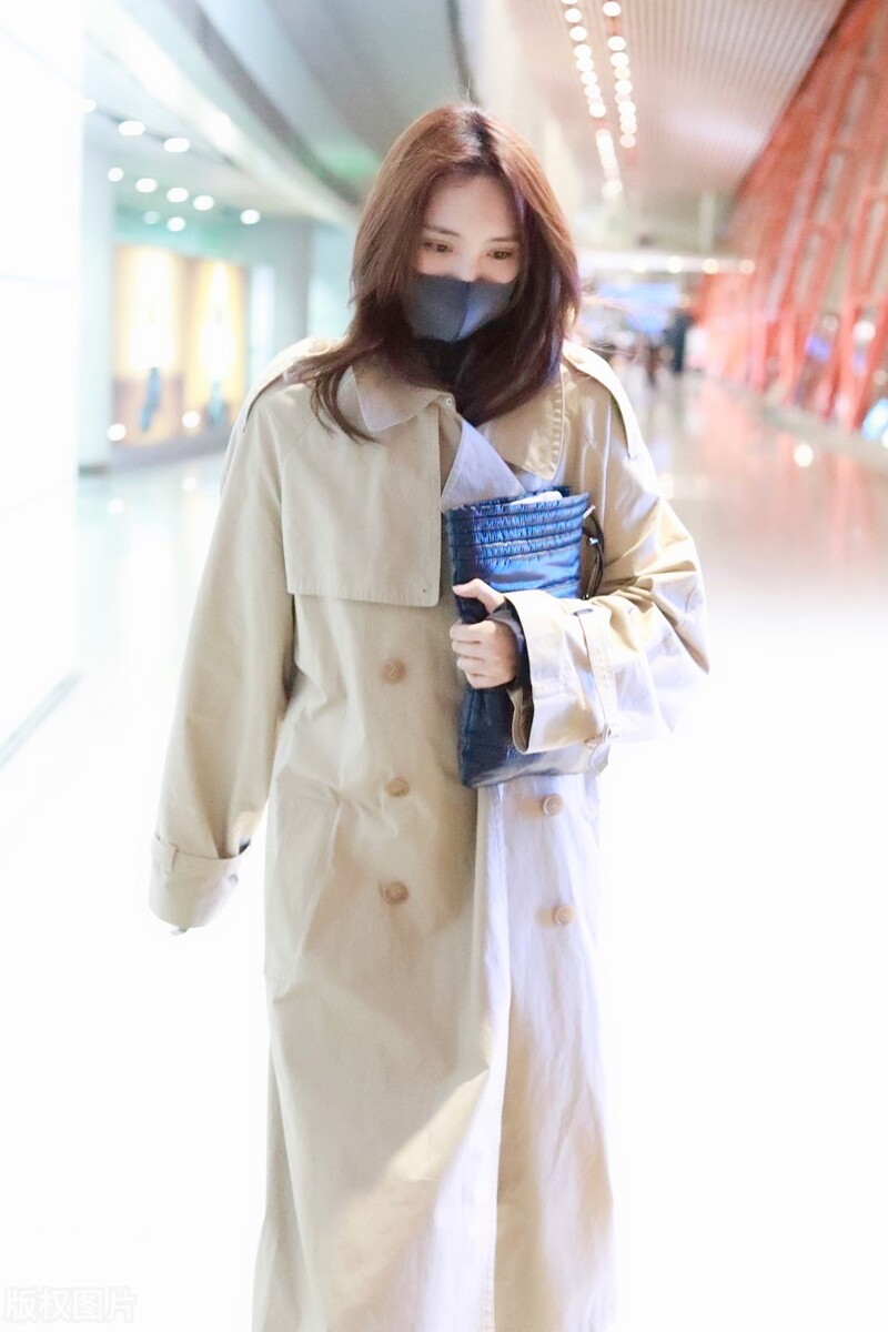 王紫璇穿卡其色大衣现身机场，一路低头却掩盖不住气质来