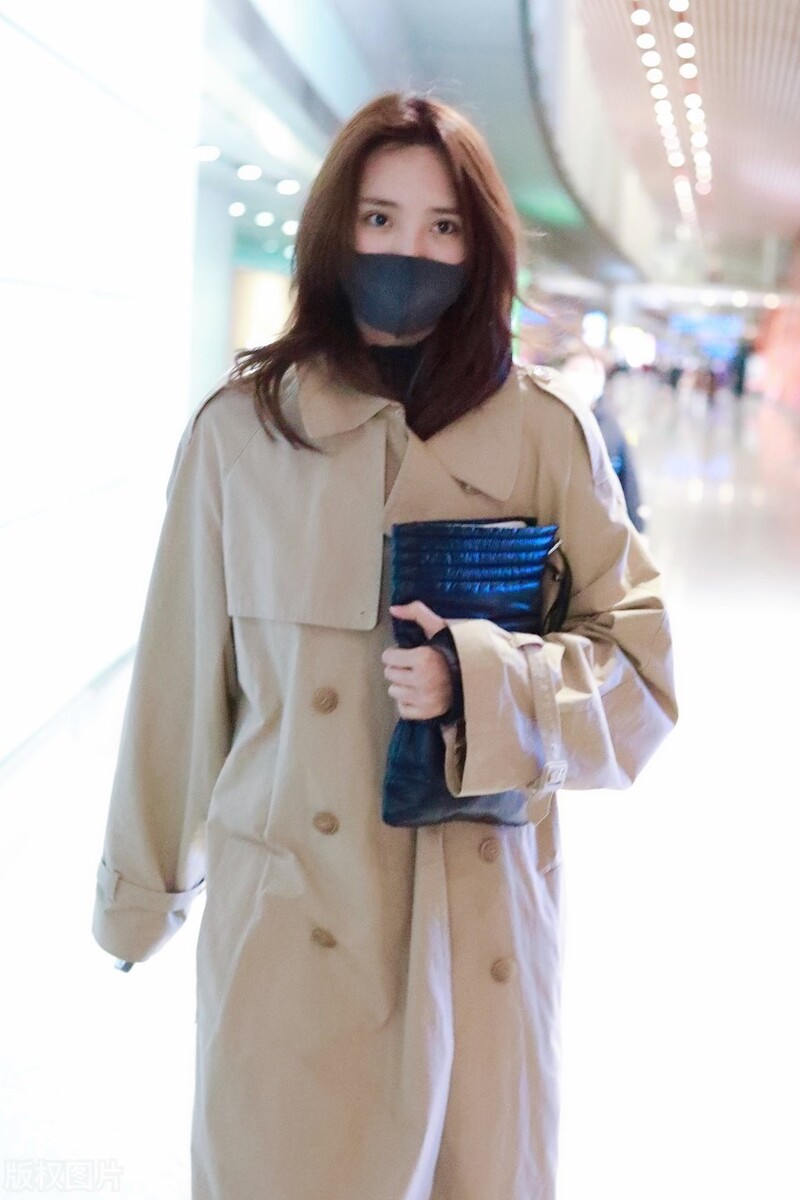 王紫璇穿卡其色大衣现身机场，一路低头却掩盖不住气质来
