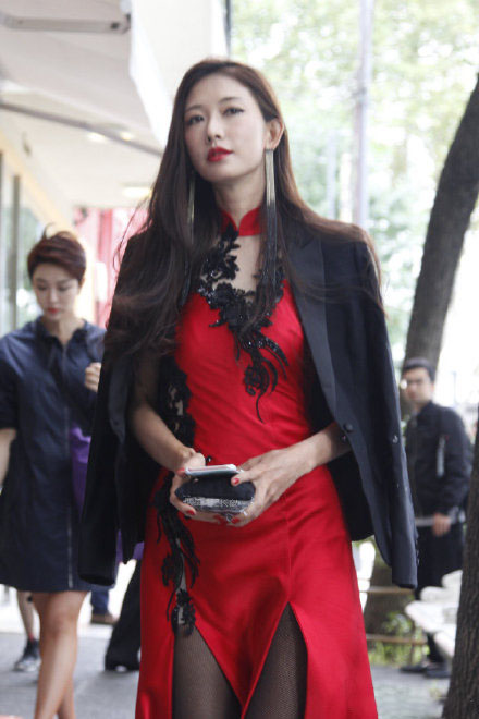 林志玲街头被抓拍，红色旗袍配西装优雅大气，未修图也这么气质！