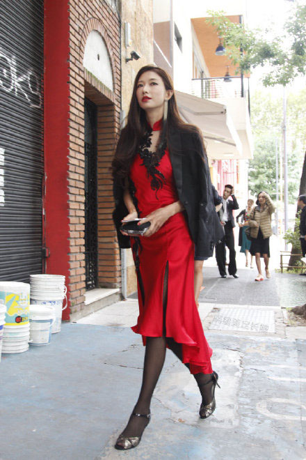 林志玲街头被抓拍，红色旗袍配西装优雅大气，未修图也这么气质！