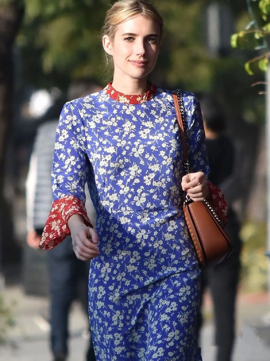艾玛·罗伯茨外出街拍，碎花连衣裙浓浓的中国旗袍风，美极了！