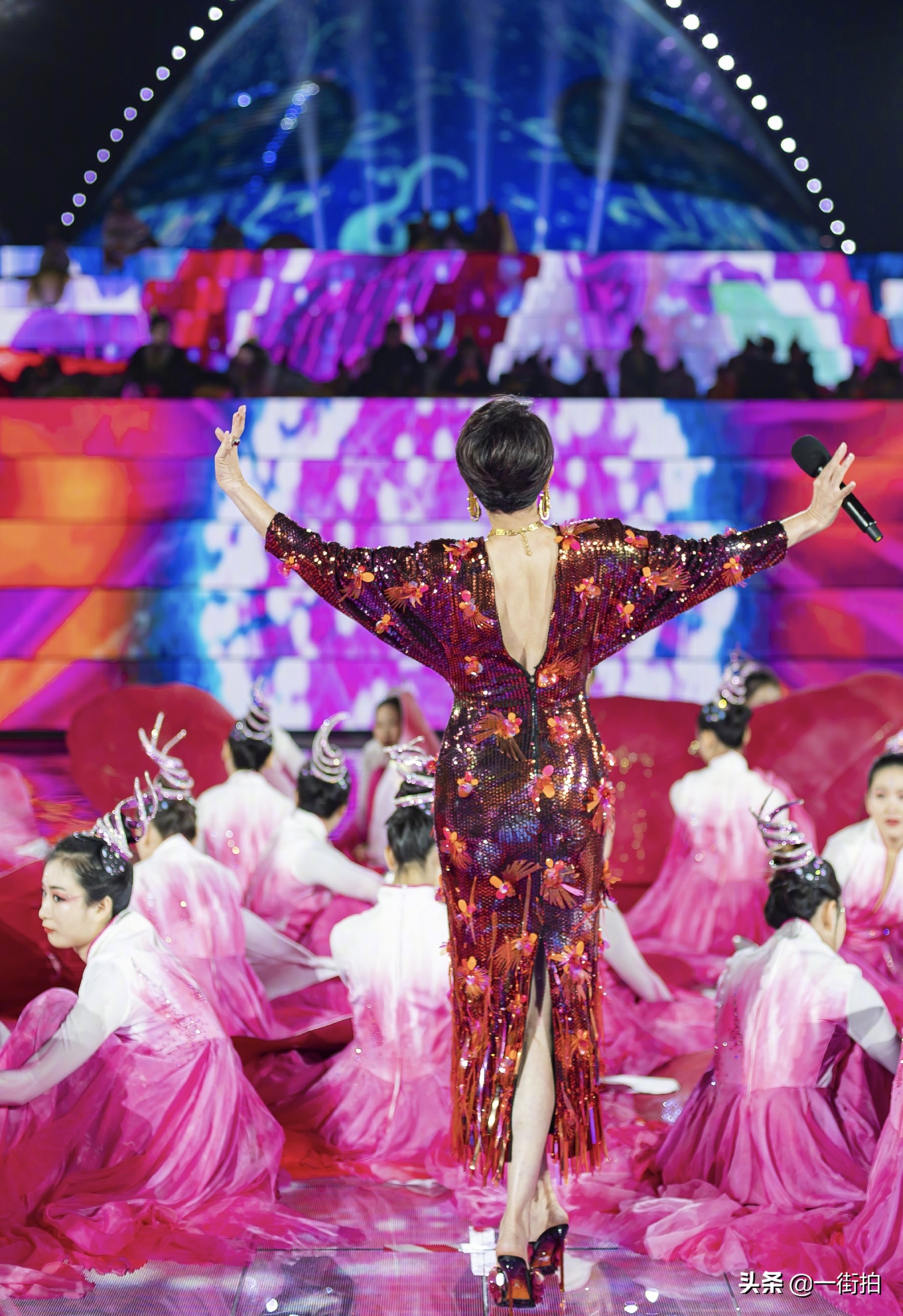 刘嘉玲春晚同台陈坤，穿亮紫色旗袍，网友：身材凹凸有致，真女神