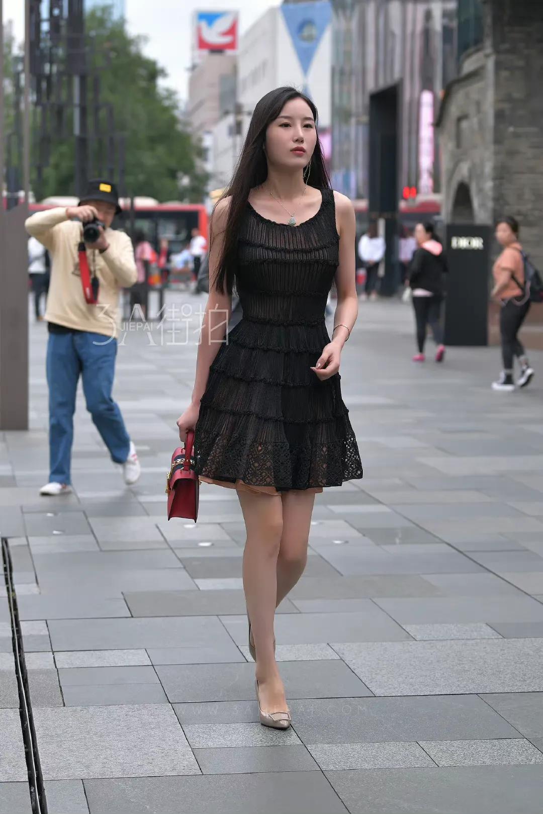 穿搭美图｜街拍灰色高跟鞋搭配高雅黑色长裙的冷艳气质小姐姐
