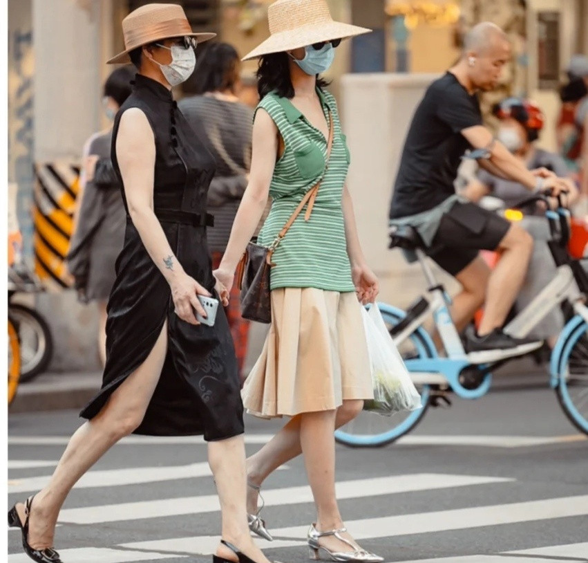 上海街拍分享：简单色系+高跟凉鞋，不一样的女神范