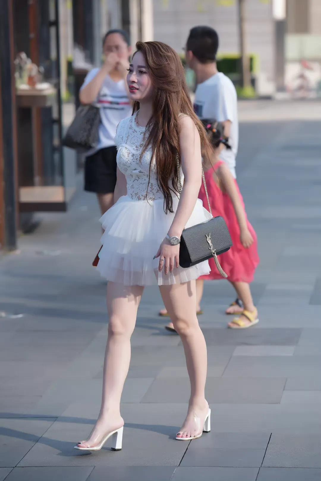 穿搭美图｜街拍水晶高跟鞋搭配白色蕾丝裙穿搭的时尚气质御姐