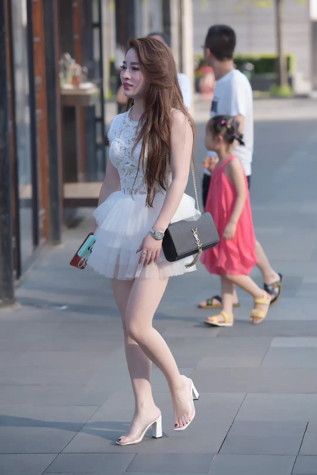 穿搭美图｜街拍水晶高跟鞋搭配白色蕾丝裙穿搭的时尚气质御姐