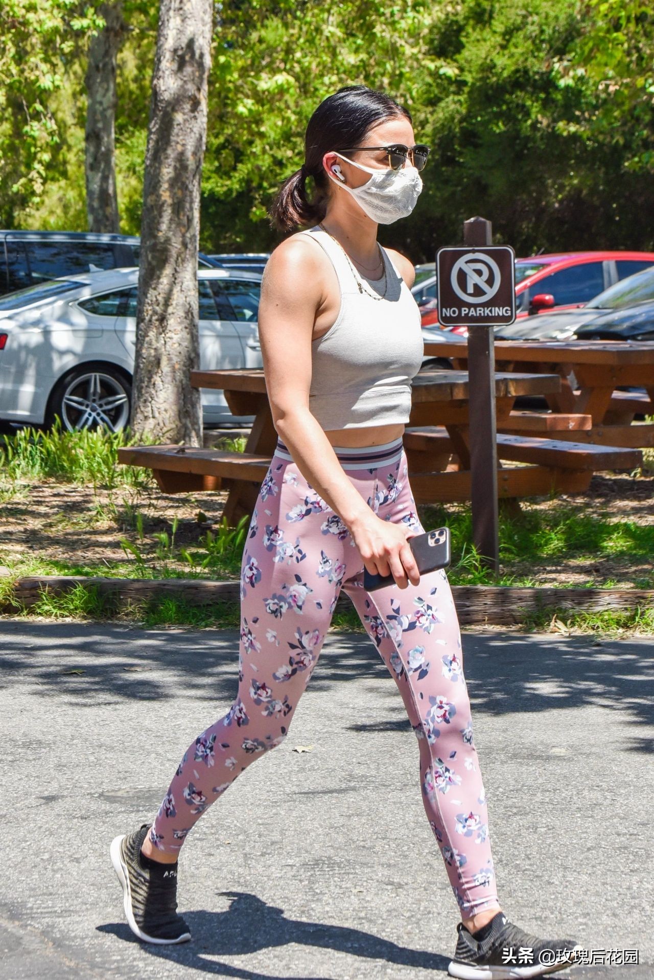 露西·海尔身穿花朵瑜伽裤和运动鞋清新运动风，牵狗散步休闲惬意