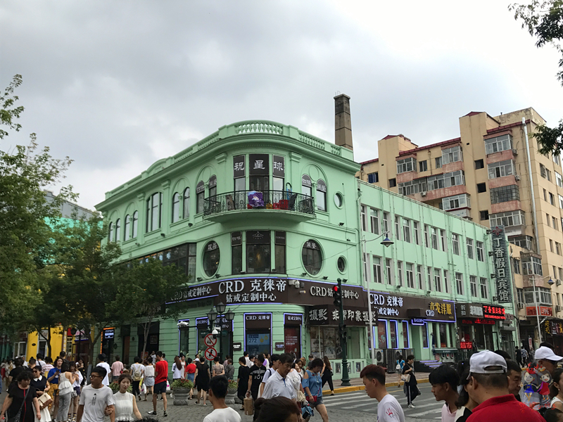 哈尔滨中央大街上的美女和百年老店们