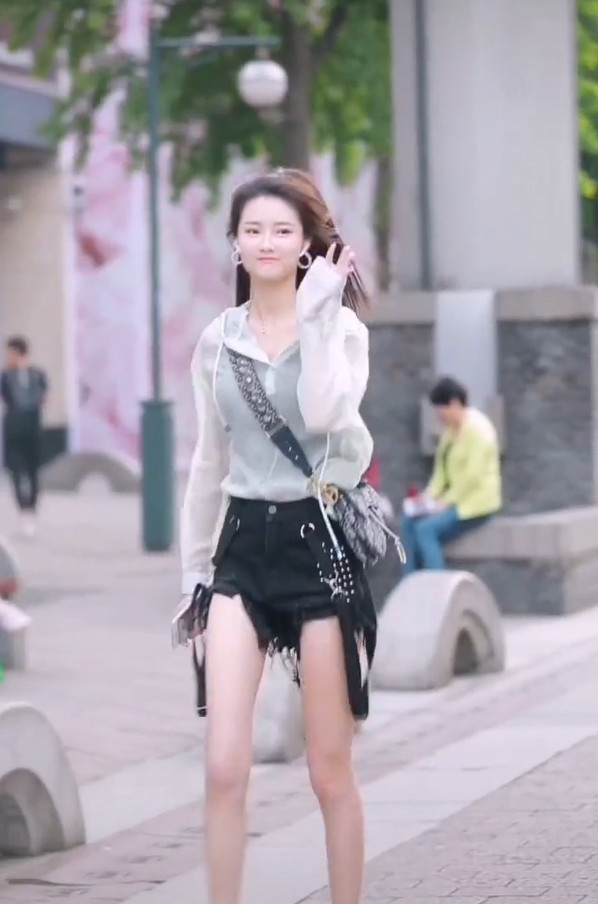 被杭州街拍惊艳了！满大街都是“吊带+短裤”，高级时髦显腿长