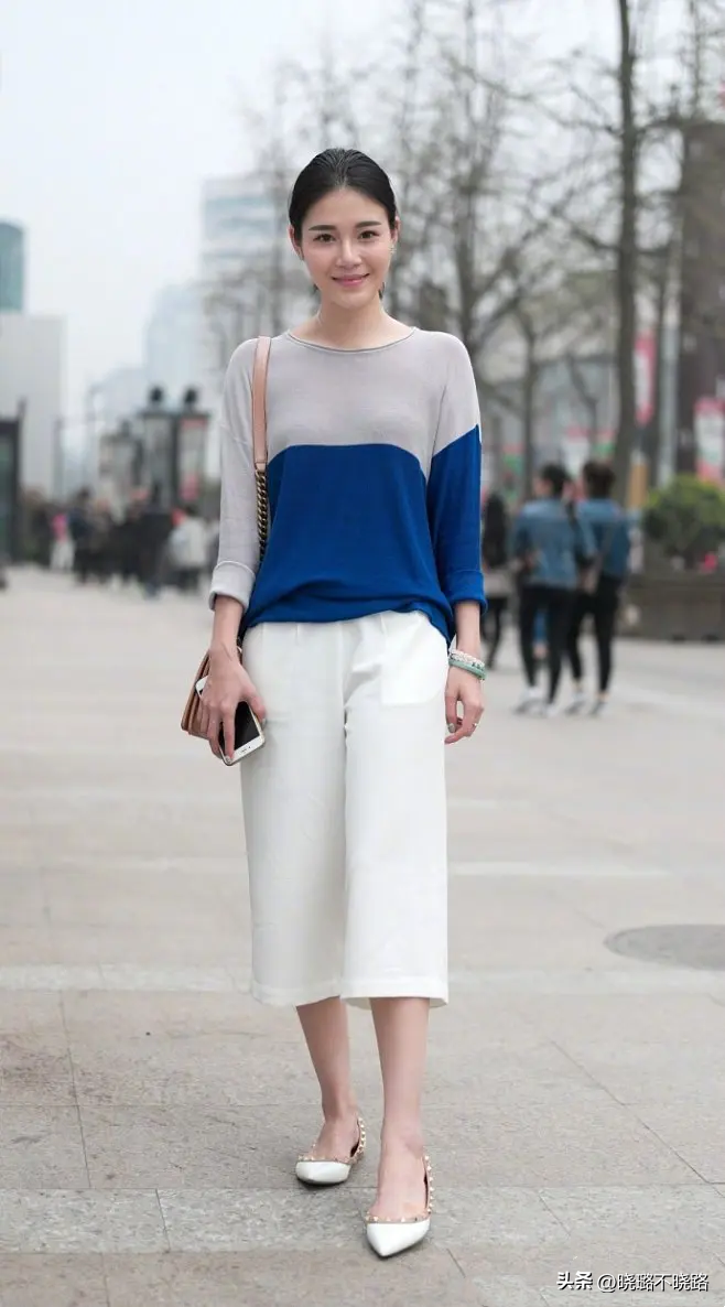 被杭州街拍惊艳到了！“裙子+低跟鞋”搭配显高显气质，还特时髦