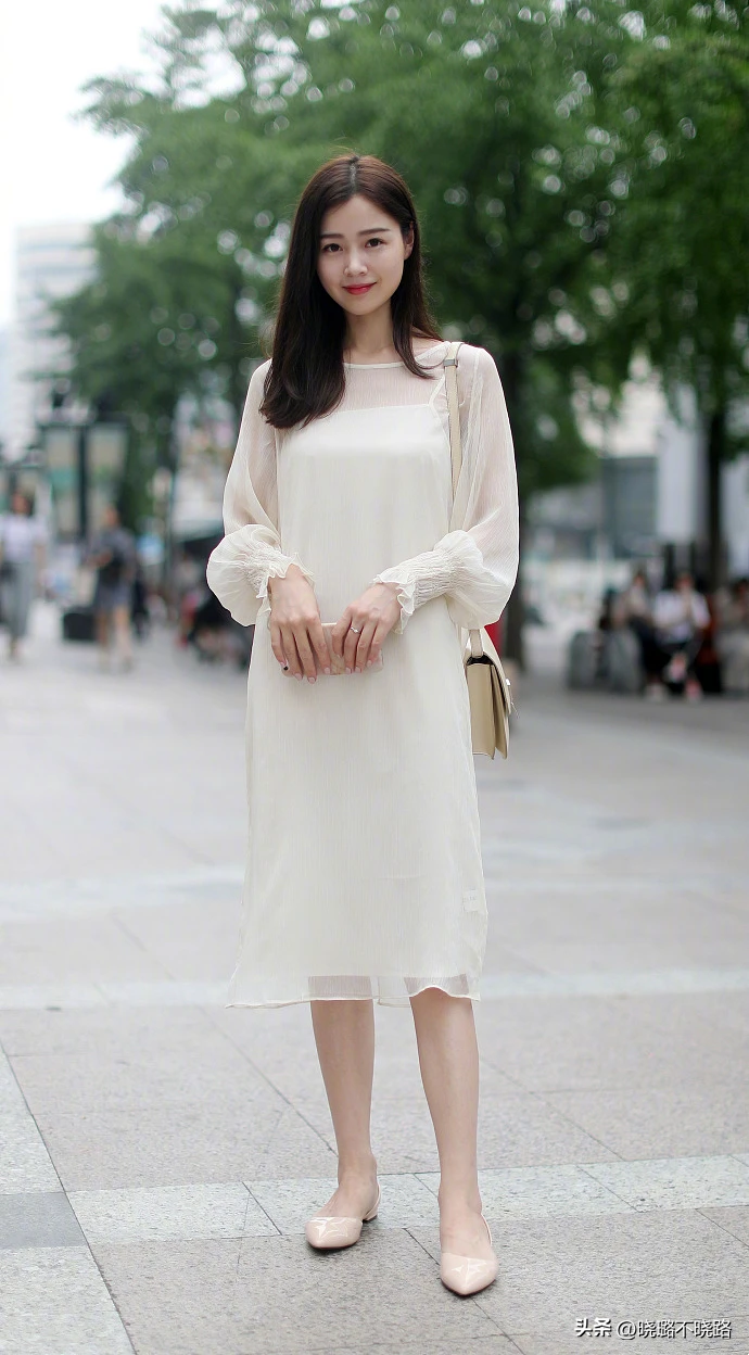 被杭州街拍惊艳到了！“裙子+低跟鞋”搭配显高显气质，还特时髦