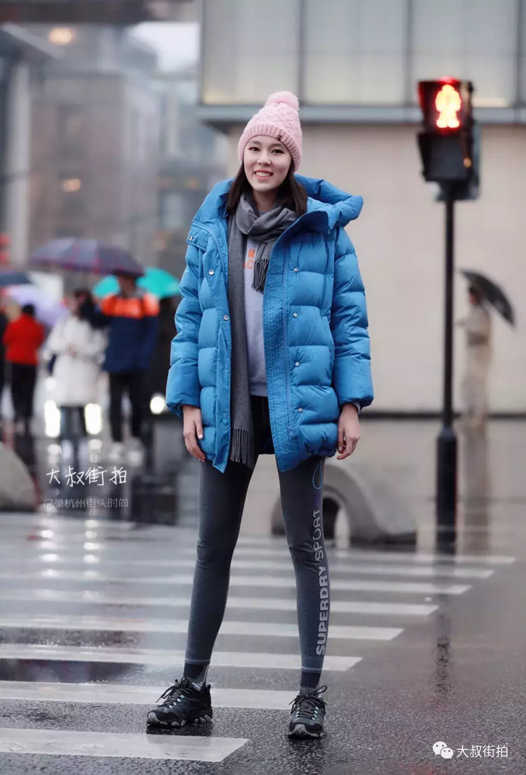 「杭州街拍」下雨天这么穿就对了