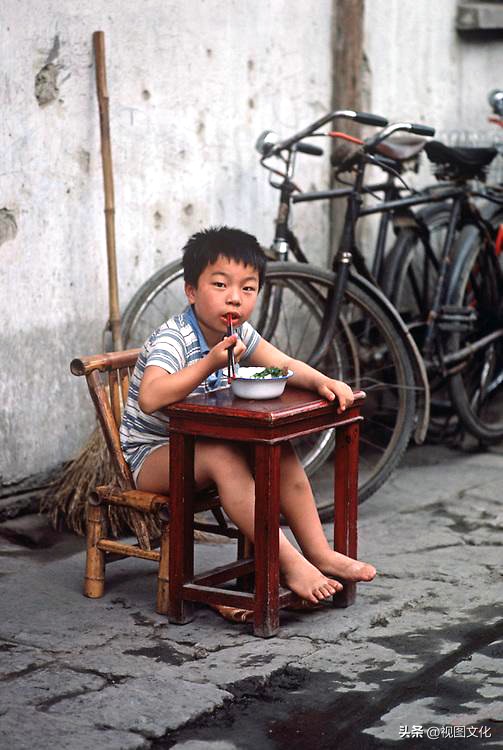 难得一见!80年代的杭州街拍，40年前的杭城，值得细细品味