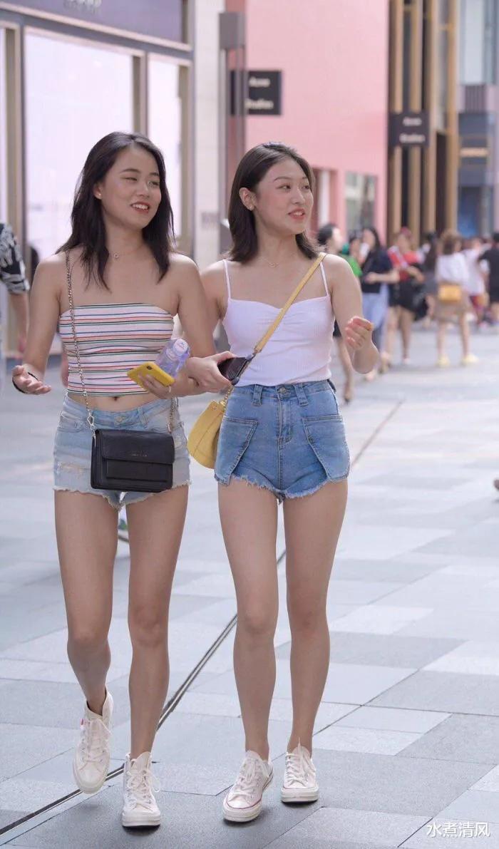 广州街拍：长腿小姐姐最需要一条小短裤，显高露腿绽放性感美